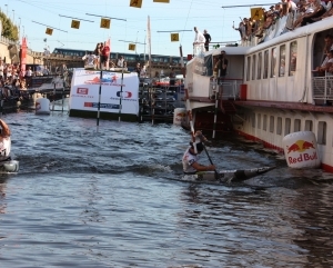 23-355-prague-riverside-cross-2016